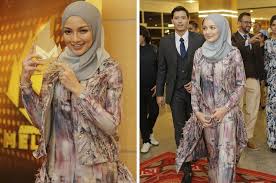 Ejaz diasak cemburu dengan kehadiran daniel dan razif yang turut menyimpan perasaan istimewa pada warda. Neelofa And Fattah Amin