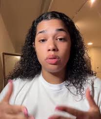 SHE APOLOGIZING NOW GIRL PUHLEASE