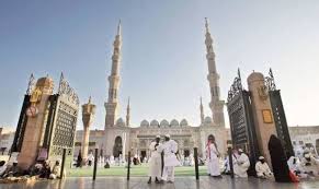 Jadi, di madinah beliau seorang penguasa, yang menjalankan kekuasaan politik dan militer dan juga keagamaan. Untuk Premium Tindakan Berani Arab Saudi Benarkan Solat Jumaat Berjemaah