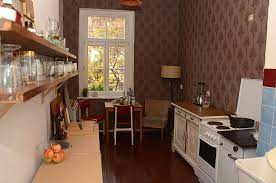 Direkt in der altstadt in aarau ist diese tolle 1 ½ zimmer wohnung zu bestaunen. Tolle Frau Tolle Katze Tolle Wohnung Unterm Dach