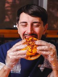 El combo que necesitaban las girls 💅 COME TRANQUILA CON NATHACHA NINA a  partir del 5 de Junio, disponible en todas las sucursales Morfi. Que  incluye? Hamburguesa con cheddar doble, bacon, ✨salsa