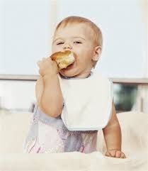 A Partir De Quel Age Puis Je Donner Des Biscuits Ou Du Pain A Bebe