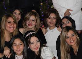 زنبور عسل خيلي پيش از انسان در روي زمين بوجود آمده و زندگي مي‌كرده است. Ø¨Ø§Ù„ØµÙˆØ± Ù„Ø¨Ù†Ù‰ Ø¹Ø³Ù„ ØªÙ†Ø´Ø± Ù„Ù‚Ø·Ø§Øª Ø¬Ø¯ÙŠØ¯Ø© Ù…Ù† Ø­ÙÙ„ Ø²ÙˆØ§Ø¬Ù‡Ø§ Ø§Ù„Ø°Ù‰ Ø£Ù‚ÙŠÙ… ÙÙŠ Ø¥Ø·Ø§Ø± Ø¹Ø§Ø¦Ù„Ù‰ Ø¶ÙŠÙ‚ Ù…Ù†Ø° Ø£Ø³Ø§Ø¨ÙŠØ¹ Ø¨ÙˆØ§Ø¨Ø© Ø§Ù„Ø£Ù‡Ø±Ø§Ù…