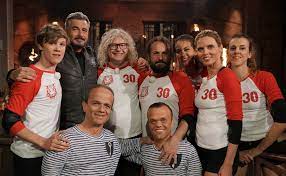 Selon le chanteur de 61 ans, la production n'aurait pas souhaité l'employer car il est une personne à risque face au coronavirus. Fort Boyard Miss France Et Francis Lalanne Defient Le Pere Fouras