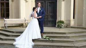 Das brautkleid oder hochzeitskleid wird von der braut zur hochzeitszeremonie getragen. Papenburg Marktplatz Foto Rieke