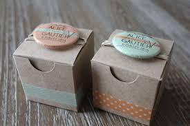24 Boites A Dragees En Kraft Avec Badge Personnalise Autres Bebe Par Les Boites De La Sardine Boite Dragees Badge Personnalise Et Boite Dragees Communion