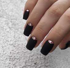 Azul pastel, uñas de color vino y rojos con toque anaranjados o dorados. Pin De Vanesa Barello En Manicure2018 Manicura De Unas Unas Negras Con Dorado Unas Negras