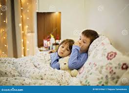 Due Bambini Malati Svegli, Ragazzi, Restanti a Letto Con La Febbre  Fotografia Stock - Immagine di freddo, malattia: 98131964