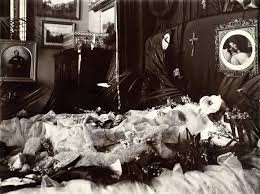 🌹 Inside Queen Victoria's Coffin 🌹 . 🌹 When Queen Victoria passed away  on 22nd January 1901, she left twelve pages of notes dictating what she  wanted for her funeral and burial.