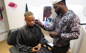 Dans le genre coiffeur de star, on peut difficilement faire mieux que christophe robin. Serie Le 93 Se Fait Une Beaute Un Salon Afro Esprit Famille A Saint Denis Le Parisien