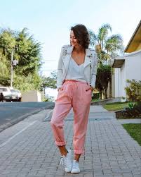 Look Calça Jeans Com Elastico Na Perna Calca Jogging Com Regatinha Jaqueta Perfecto E Sneaker Um Look Super Fashion E Muito Lindinho Roupas Universitarias Look Fashion Look Com Calca