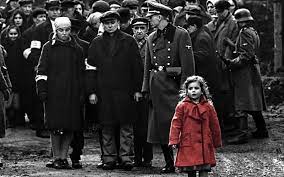 Di fronte alla persecuzione tremenda, il tedesco trasforma quella sua prima iniziativa in una vera missione, fino a comprare letteralmente le. Schindler S List Un Capolavoro Che Fa Riflettere Mmagazine