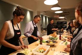 La cocina es el arte gastronómico, compuesto de recetas, técnicas o información sobre los alimentos que consumimos, propiedades y nutrientes. Los 10 Mejores Talleres De Cocina De Barcelona