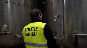 In het kader van een gerechtelijk onderzoek rond mestfraude vinden op dit moment tientallen huiszoekingen plaats in vlaanderen en nederland. Yk7mwujtmvl1cm