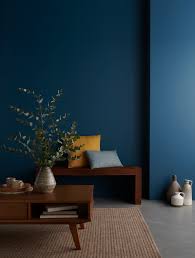 Faites Evoluer Le Style De Votre Maison Avec Un Mur Au Bleu Profond Cette Peinture Multi Usage E Decoration Salon Bleu Idee Couleur Chambre Deco Chambre Bleu
