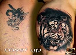 Tatuaje de flores y candado con forma de corazón para tatuarte en tu piel y tapar las estrías que tatuajes para tapar estrías en las piernas. Nitro Tattoos