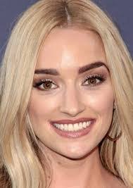 Kristin Castle's Instagram, Twitter & Facebook