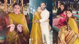 Kareena kapoor funny wedding old video from karisma kapoor marriage. Karisma Kapoor Looks So Beautiful In Her Second Marriage Mehndi Ceremony Youtube