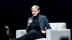 Ellen degeneres is an american comedian, television host, actress, writer, and producer. Ddaxms1ylvefgm