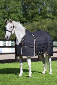 Wir vertrauen auf unsere aquatrans beschichtung, sodass wir eine garantie auf die wasserdichtigkeit und atmungsaktivität von 3 jahren geben können. Horseware Ireland Stalldecke Rambo Optimo 400g Equusvitalis Onlineshop