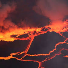 Im kongo ist nach fast 20 jahren der vulkan nyiragongo ausgebrochen. Die Stadt Auf Dem Hollenfeuer Panorama