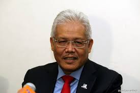 Tan sri isa samad dilahirkan di melaka dan mendapat pendidikan awal di sekolah kebangsaan bagan pinang, port dickson dan kemudiannya bersekolah di sekolah alam shah, kuala lumpur. Lawmaker Calls For Hamzah And Newly Appointed Igp To Go On Leave Pending Investigation The Edge Markets