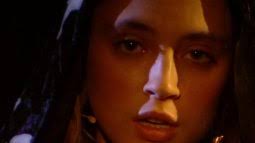 Une musique singulière, qui mélange chansons en français, r'n'b et rythmes electro, comme sur l'épatant dilemme, vu plus de 7,5 millions sur youtube. Ym0v3svfwitdsm