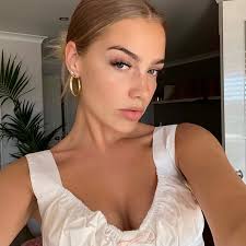 Lily Burt's Instagram, Twitter & Facebook