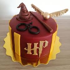 Torta Harry Potter Kuchen Torturi Harry Kuchen Potter Torta Torturi Butterbierrezept Tor In 2020 Harry Potter Kuchen Butter Bier Rezept Harry Potter Cupcakes