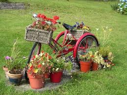 Upcycling Bikes In The Garden 14 Ideas For Bicycle Planters Upcycle Garden Vintage Garden Decor Garden Art Projects
