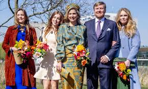 Holland is a geographical region and former province on the western coast of the netherlands. Los Reyes Guillermo Y Maxima De Holanda Celebran Con Sus Hijas Un Dia Del Rey Virtual