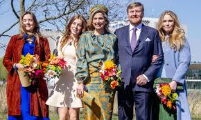 Take advantage of exclusive offers & discover the world's most intriguing destinations. Los Reyes Guillermo Y Maxima De Holanda Celebran Con Sus Hijas Un Dia Del Rey Virtual