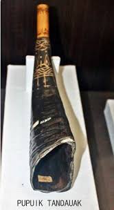 Keistimewaan para pemain saluang ini adalah dapat memainkan saluang dengan meniup dan menarik nafas bersamaan. 9 Alat Musik Tradisional Sumatera Barat Lengkap