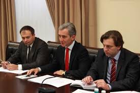 Ministrul finanţelor publice este guvernator pentru românia, iar guvernatorul băncii naţionale a româniei este guvernator supleant. Guvernul Republicii Moldova