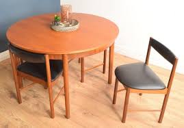 A round kitchen table set can help you maximize a smaller nook area, or take full advantage of an empty corner in your kitchen. Teak Round Dining Table Chairs Set From Mcintosh 1960s Set Of 5 Bei Pamono Kaufen