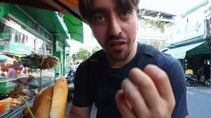 Khách Tây thử bánh mì tí hon 240.000 đồng ở TPHCM, nói thích loại 20.000 hơn