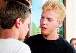 Hij brak door met zijn hoofdrol in the lost boys ( 1987 ); Kino Peli Film Gif Find On Gifer