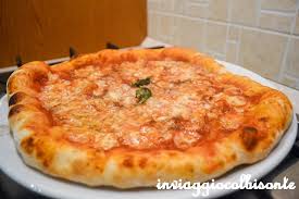 Per prima cosa, realizzate la pasta della pizza morbida e digeribile con farina, acqua, pochissimo lievito, olio e sale (nota: La Pizza In Teglia Alla Romana Nel Forno Di Casa Inviaggiocolbisonte