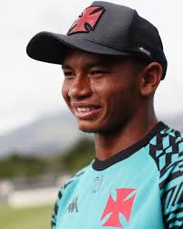 Eguinaldo brilha no Vasco em nome do pai e é "o homem da casa" aos 17 anos 