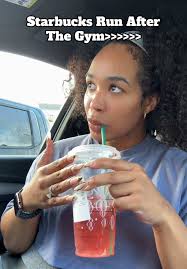 Strawberry refresher with apple juice and a splash of peach🤤 #starbuck  #starbucksdrinks #gym