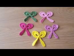 Learn To Crochet Easy Ribbon Applique It S Easy And On Of The Most Adorable Crochet Project You Can Find In Our Crochet W Crochet Flowers Crochet Crochet Bows
