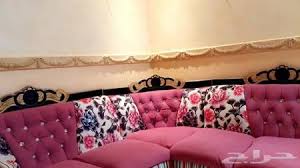 كنب وردي اللون مع مورد نظيف