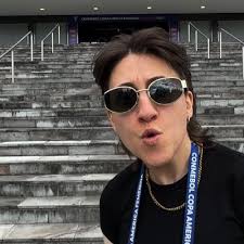 sarah rix (@dinnosarah)