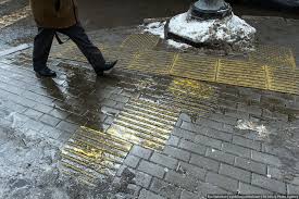 Он также отметил, что на тротуары москвы укладывается плитка с термообжигом, которая зимой скользит меньше, чем асфальт, а количество вредных выбросов от нее «в десятки, сотни раз меньше» того, что идет от асфальта. Plitka Dlya Slepyh Normativy I Pravila Ukladki Taktilnoj Plitki Na Trotuarah Dlya Nezryachih