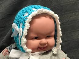 Gorro de bebé tejido a crochet hecho a mano.