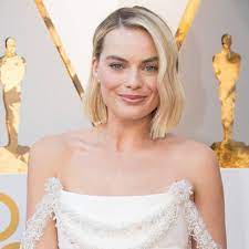Margot robbie net worth 2021: Margot Robbie Debuts Daring New Bangs At The 2021 Oscars E Online Deutschland