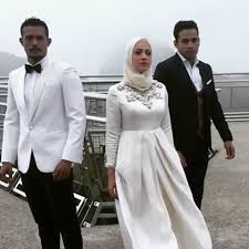 Perkenalan dengan sepupu encik ben dan bun iaitu carl adham secara tidak sengaja ketika menghantar encik bun balik sebab demam. Sinopsis Drama Malaysia Menanti Februari