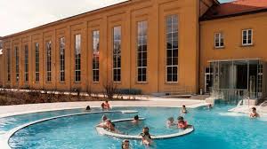 Klassisch Monumentaler Baustil Und Moderne In Perfekter Harmonie Das Nordbad Ist Beruhmt Fur Seine Imposante Schwimmhal Hallenbader Schwimmen Familienausfluge