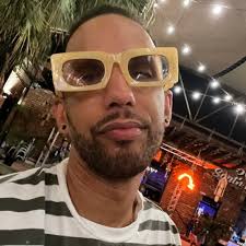 When you make a joke in front of your therapist & instead of laughing, she  starts writing it down…🙄