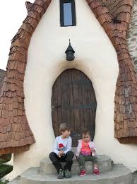 In Valea Zanelor La Castelul De Lut Din Transilvania Travelista Ro Mereu In Asteptarea Urmatoarei Aventuri